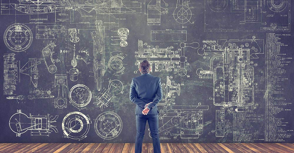 Un hombre mirando sobre la pared de los esquemas de diseño