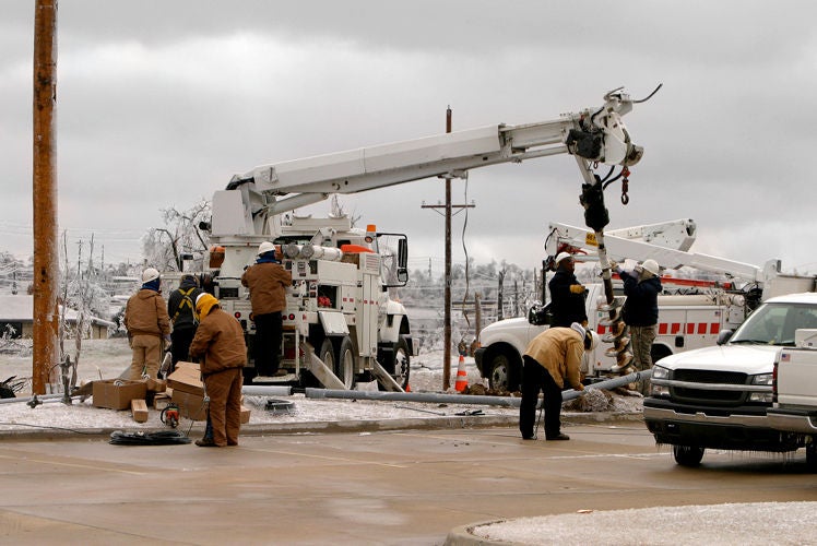 Se está haciendo un trabajo para reparar los daños causados por tormentas en invierno