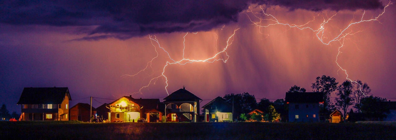 Tormenta eléctrica sobre un barrio residencial