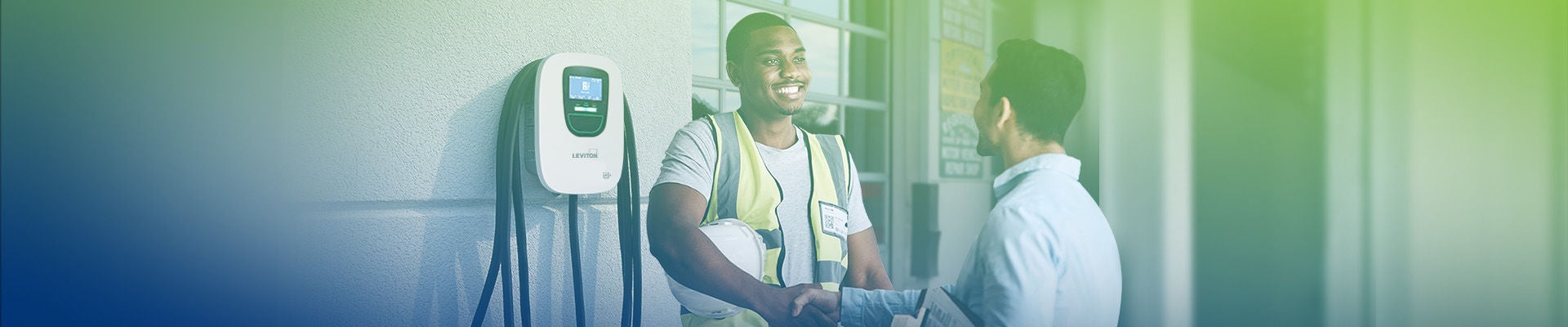 Instalador y cliente dando la mano delante del cargador de vehículos eléctricos de Leviton instalado