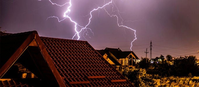 Tormenta de rayos en un barrio residencial